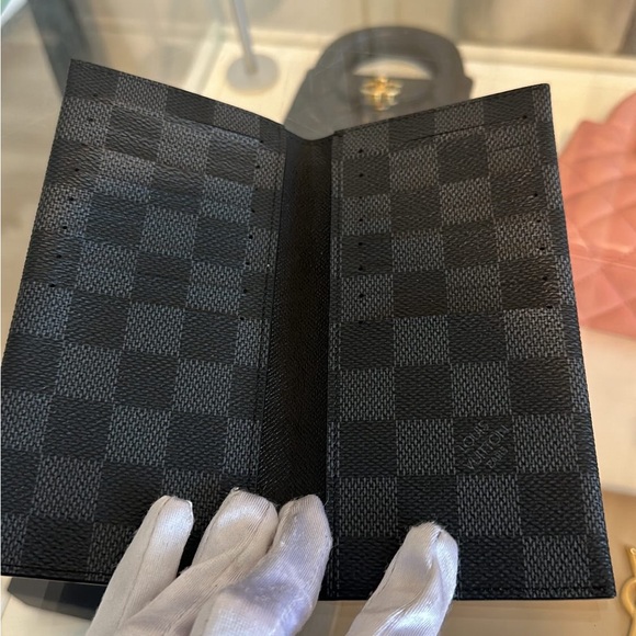 LOUIS VUITTON
Damier Graphite Brazza Wallet 5️⃣0️⃣0️⃣ - Picture 2 of 8